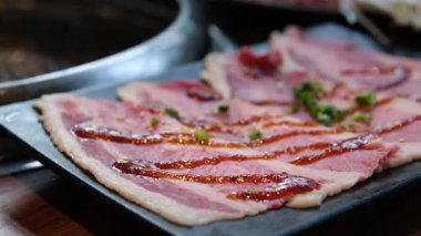 Çiğ bbq kaburga, ızgara için marine edilmiş et, beyaz arka planda izole edilmiş. Yüksek kalite fotoğraf