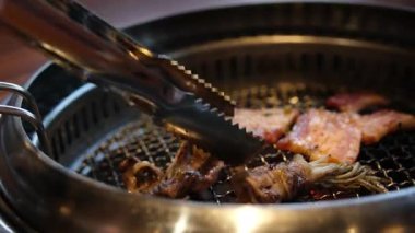 Barbekü ızgarasında ızgara şiş kebap. Sulu et kebabını dumanlı şişte hazırlıyorum. Barbekü. Açık havada ızgara. Piknik zamanı. Yüksek kalite 4k görüntü
