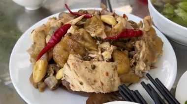 Karahi tavuk yemeği yan görüntüsü. Acı biberli Vietnam Tavuğu