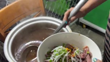 Fobo çorbası, Pho Bo Vietnam Çorbası, erkek eli kuzen Asyalı sığır eti ve çubukları al. Yüksek kalite 4k görüntü