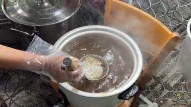 Fobo çorbası, Pho Bo Vietnam Çorbası, erkek eli kuzen Asyalı sığır eti ve çubukları al. Yüksek kalite 4k görüntü