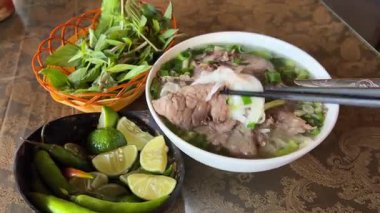 Fobo çorbası, Pho Bo Vietnam Çorbası, erkek eli kuzen Asyalı sığır eti ve çubukları al. Yüksek kalite 4k görüntü