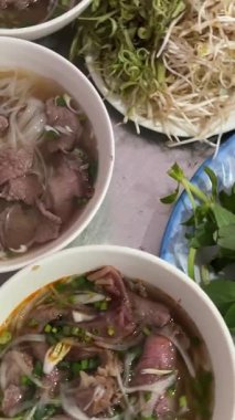 Fobo çorbası al. Pho Bo Vietnamlı Çorbası. Biftek ve yemek çubuklarıyla.