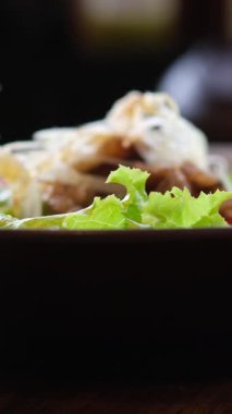 Baharatlı sığır eti dilimleri havuç, domates, salatalık, maydanoz, turp ve salata yapraklı ıspanak, roket, eski ahşap masada kırmızı yakut bahçesi. Yüksek kalite 