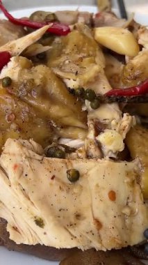 Karahi tavuk yemeği yan görüntüsü. Acı biberli Vietnam Tavuğu