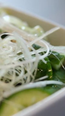 Ev yapımı yemekler, hafif tuzlu salatalık ve baharat. Az tuzlu salatalık turşusu