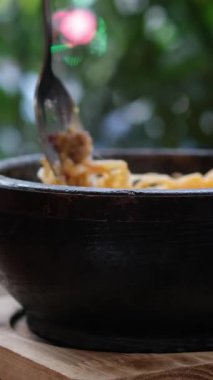 Geleneksel Stone Boul pirinci. Asya mutfağından taze yumurta sarısı. Sıcak pirinç çubuklarında. Demonte.