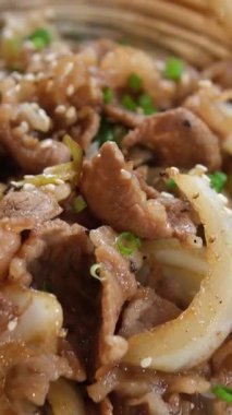 Biftek ve brokoli yeşil arka planda bir tabakta pirinçle servis edilir. Yüksek kalite 