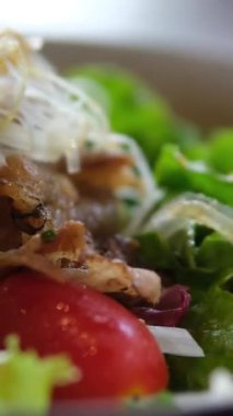 Baharatlı sığır eti dilimleri havuç, domates, salatalık, maydanoz, turp ve salata yapraklı ıspanak, roket, eski ahşap masada kırmızı yakut bahçesi. Yüksek kalite 