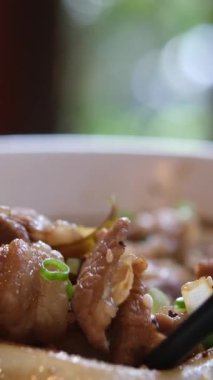 Biftek ve brokoli yeşil arka planda bir tabakta pirinçle servis edilir. Yüksek kalite 