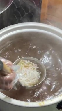 Fobo çorbası, Pho Bo Vietnam Çorbası, erkek eli kuzen Asyalı sığır eti ve çubukları al. Yüksek kalite 4k görüntü