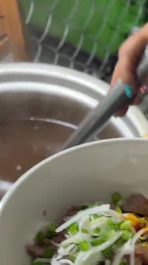 Fobo çorbası, Pho Bo Vietnam Çorbası, erkek eli kuzen Asyalı sığır eti ve çubukları al. Yüksek kalite 4k görüntü