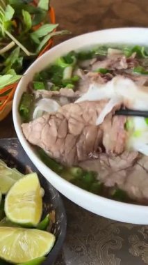 Fobo çorbası, Pho Bo Vietnam Çorbası, erkek eli kuzen Asyalı sığır eti ve çubukları al. Yüksek kalite 4k görüntü