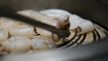 Izgara deniz ürünleri ahtapot midyesi karides sıcak bbq thai asya usulü, yavaş çekim. Yüksek kalite 4k görüntü