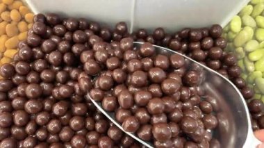 Kaba bir çuval bezi üzerinde çikolata soslu toplar. Fıstıklı tatlı, yuvarlak şekerler. Makro. Dolly vurdu. Yüksek kalite 4k görüntü