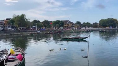 Nehir teknesi sessiz su dalgalar olmadan Vietnam Hoi 'yi bekliyor 05.20.2025