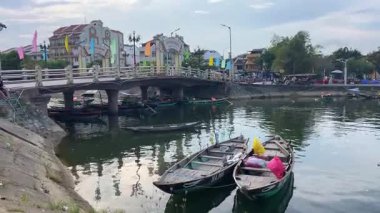 Köprü turistleri kıyıdaki nehir teknesinde iki eski tekne sakin su akşam için dalgalar yok Vietnam Hoi 05.20.2025