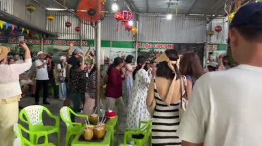 Bambu ve rattan yapılmış Asya yapımı yuvarlak sepet tekne. Zümrüt yeşili sularda sallanan sepet tekne. Kıyı bölgesinde balıkçılar tarafından kullanılan sepet teknesi. Hoi Bir Vietnam 05.20.25