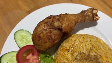 Pirinç fasulyesi ızgara tavuk biftek salatası, farofa. Yüksek kalite 4k görüntü