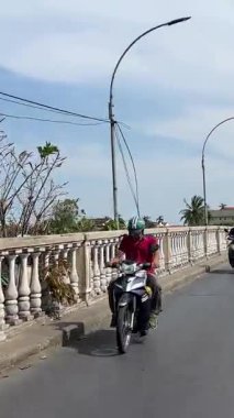 Motorsikletle köprüden karşıya geçerken Vietnam Hoi 05.05.2025