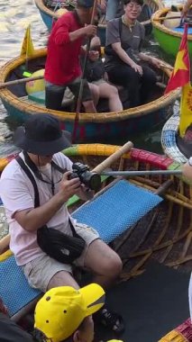 Vietnam, Hoi An 'daki Cam Thanh Hindistan cevizi köyünde yuvarlak sepet botlu su yolları. geniş açı. Hoi An Vietnam 05.04.2025