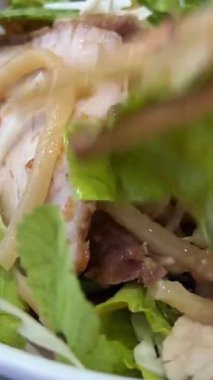 Vietnam Hoi. Şehrin yerel yemekleri, kalın pirinç vermicelli biraz marul çorbası. Domuz eti