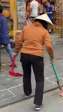 Sokakları temizleyen kadın yerel Vietnam şapkalı yaşlı kadın Vietnam Hoi 05.20.25