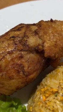 Pirinç fasulyesi ızgara tavuk biftek salatası, farofa. Yüksek kalite 4k görüntü