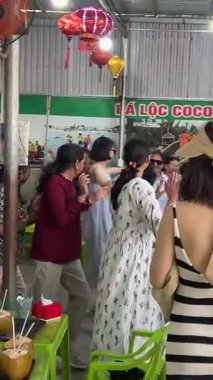 Bambu ve rattan yapılmış Asya yapımı yuvarlak sepet tekne. Zümrüt yeşili sularda sallanan sepet tekne. Kıyı bölgesinde balıkçılar tarafından kullanılan sepet teknesi. Hoi Bir Vietnam 05.20.25