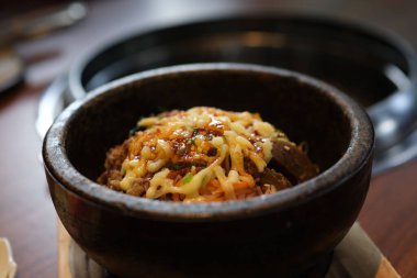 Dilimlenmiş sığır eti ve yumurta. Yüksek kalite 4k görüntü