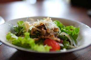 Salata yumurtalı salatanın üzerine soya sosu koy. Taze sebzeli ton balığı salatası ve canlı bir tat için üzerine sos dök. Yüksek kalite 4k görüntü