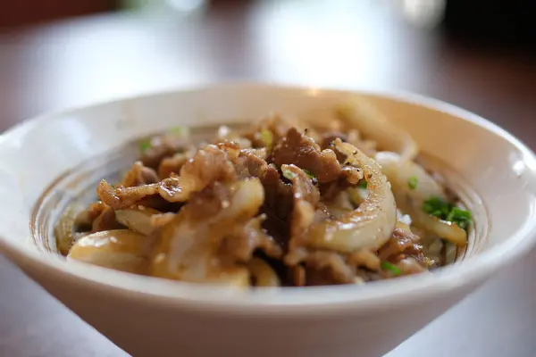 Pirinç eti ve sebze pilavı taze lezzetli gurme yemek arkaplanının üzerinde rustik yiyecekler üst görünüm fotokopi alanı. Yüksek kalite 4k görüntü