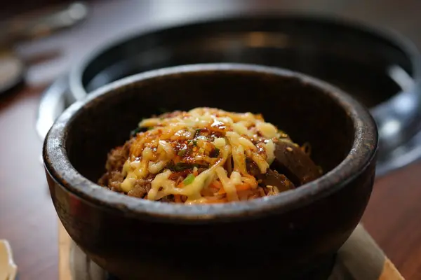 Dilimlenmiş sığır eti ve yumurta. Yüksek kalite 4k görüntü