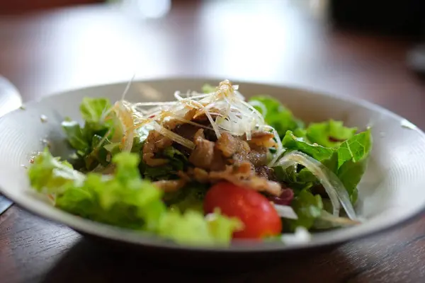 Salata yumurtalı salatanın üzerine soya sosu koy. Taze sebzeli ton balığı salatası ve canlı bir tat için üzerine sos dök. Yüksek kalite 4k görüntü