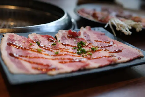 Şef tarafından marine edilmiş çiğ et. Şef bifteğe baharat serper. Yüksek kalite 4k görüntü