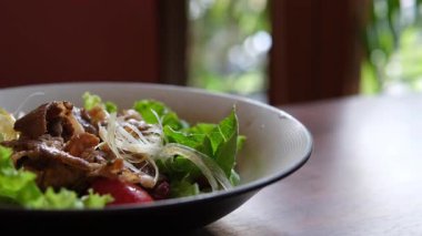 Salata yumurtalı salatanın üzerine soya sosu koy. Taze sebzeli ton balığı salatası ve canlı bir tat için üzerine sos dök. Yüksek kalite 4k görüntü