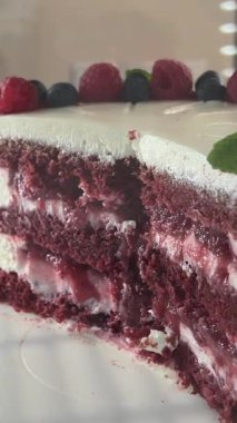 Kremalı kırmızı pasta ve ahududu aromalı, bir parça tatlı, böğürtlenli kırmızı pasta. Yüksek kalite 4k görüntü