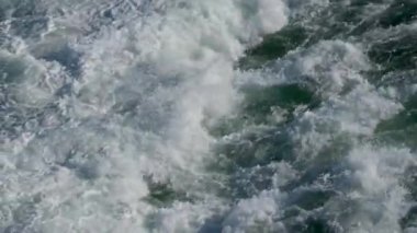 Dalgalı Okyanus Açık Deniz 'de Dalgalı Dalgalar, Mavi Su Büyük Deniz Arkaplanı Antarktika ve Antarktika Yarımadası' na Yolculuk Gemisi Drakes Geçidi. Yüksek kalite 4k