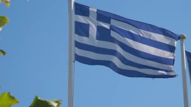 Açık bir günde rüzgarda sallanan Yunanistan bayrağının ayrıntıları. Demokrasi ve politika. Avrupa ülkesi. Vatanseverlik. Seçici odaklanma. Kusursuz ağır çekim. Yüksek kalite 4k görüntü
