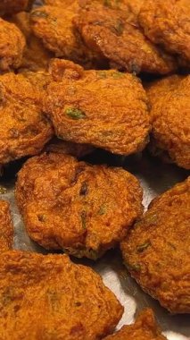 Renkli Arkaplanda Kızarmış Tavuk Parçalarının Yavaş Hareketi. Turntable 'da dönen dumanlı taze çıtır tavuk. Makro atış. Yüksek kalite 4k görüntü