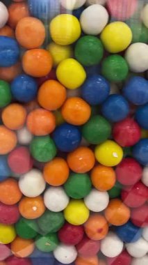 Şekerci dükkanında sergilenen cam kavanozdaki renkli şeker tatlı jöle. Yüksek kalite 4k görüntü