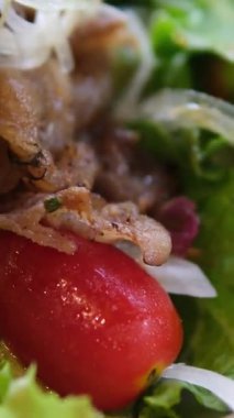 Bir kase kızarmış tavuk salatası, üzerine de kızarmış ekmek ve vişneli domates. Yüksek kalite 4k görüntü