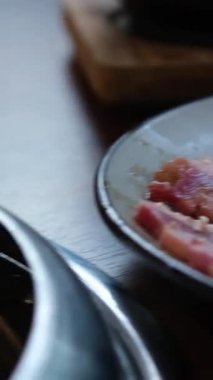 Çin baharatlı güveç çorbası. Bir restorandaki masada çiğ et slaytlarıyla tabak. Tipik sıcak tencere bitkisel mutfak ve Tayvan-Dan 'de taze ve lezzetli yemekler. Yüksek kalite