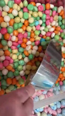 Işıldayan Şeker Fasulyeleri Yığın 2 'ye dökülüyor. Yüksek kaliteli FullHD görüntüler