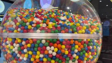 Gumball makinesinin dönüşü - 3D animasyon şeffaf arkaplanda sorunsuz bir şekilde izole edilmiş. Yüksek kalite 4k görüntü