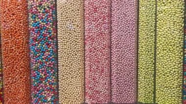 Çeşitli şekerler, karamel, şekerleme, meyan kökü, lokumlar yerel markette ağırlıkla satılıyor. Yüksek kalite 4k görüntü