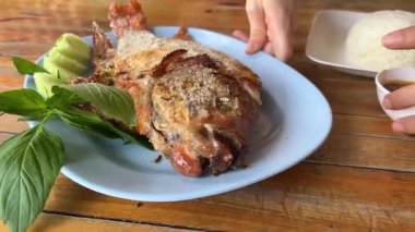 Limon dilimi ve biberiyeyle servis edilen bir tabakta ızgara beyaz balık. kalite 4k görüntü