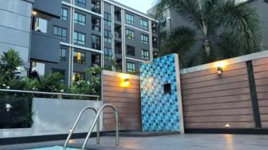 Otel binasının tepesinde yüzme havuzu. Yüksek kalite 4k görüntü