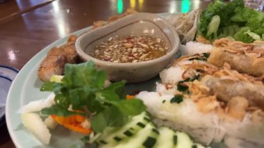 Bir tepsi Banh mi ve Goi Cuon ya da yaz springrolls arasında Pho bo ya da sığır etli erişte çorbası içmek, otantik Vietnam mutfağının tadını çıkarmak. Yüksek kalite 4k görüntü