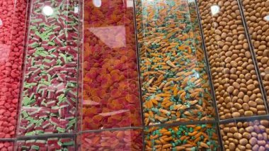 Şekerci dükkanında sergilenen cam kavanozdaki renkli şeker tatlı jöle. Yüksek kalite 4k görüntü